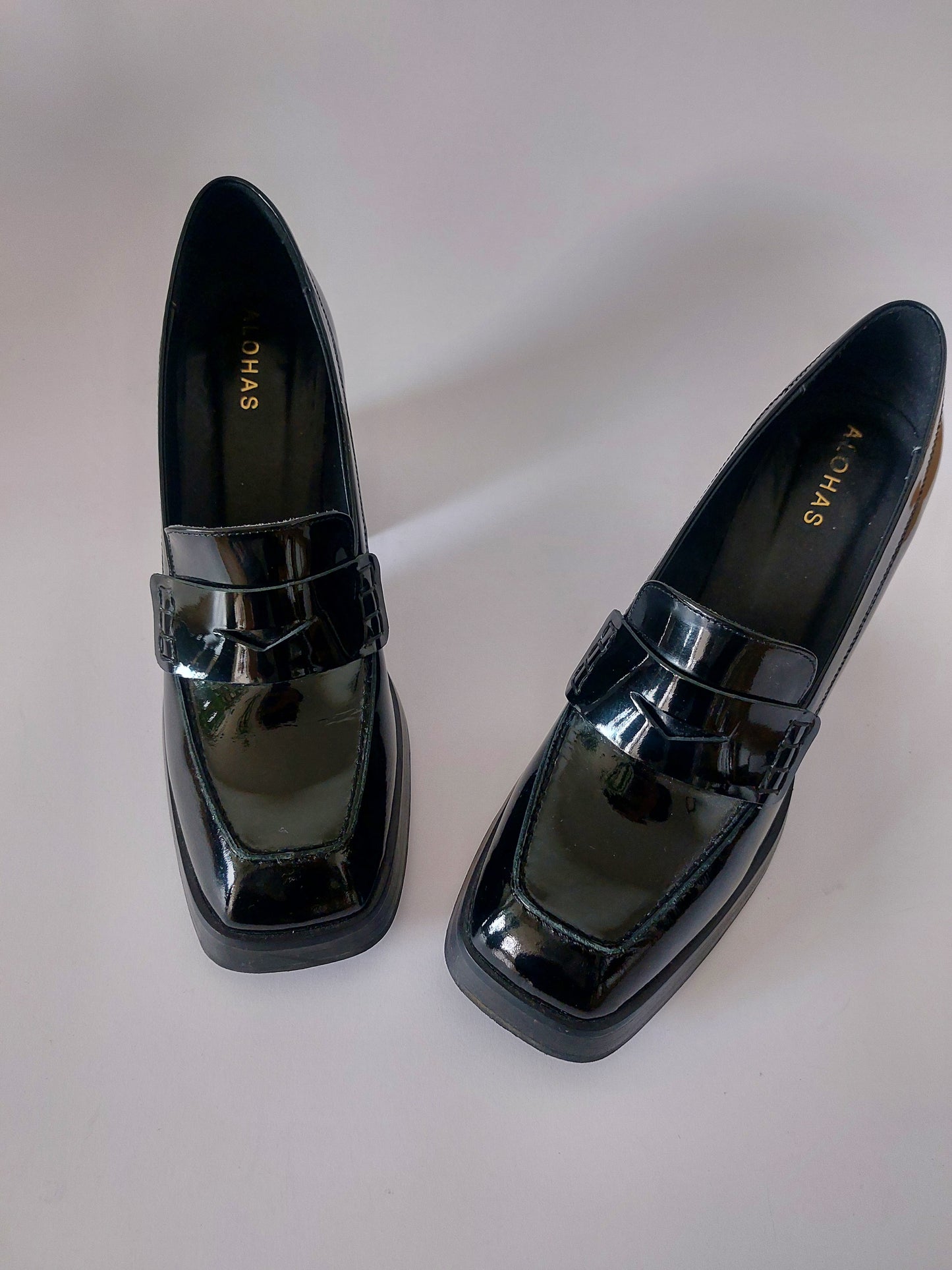 Alohas  patent leather heeled loafers size 40