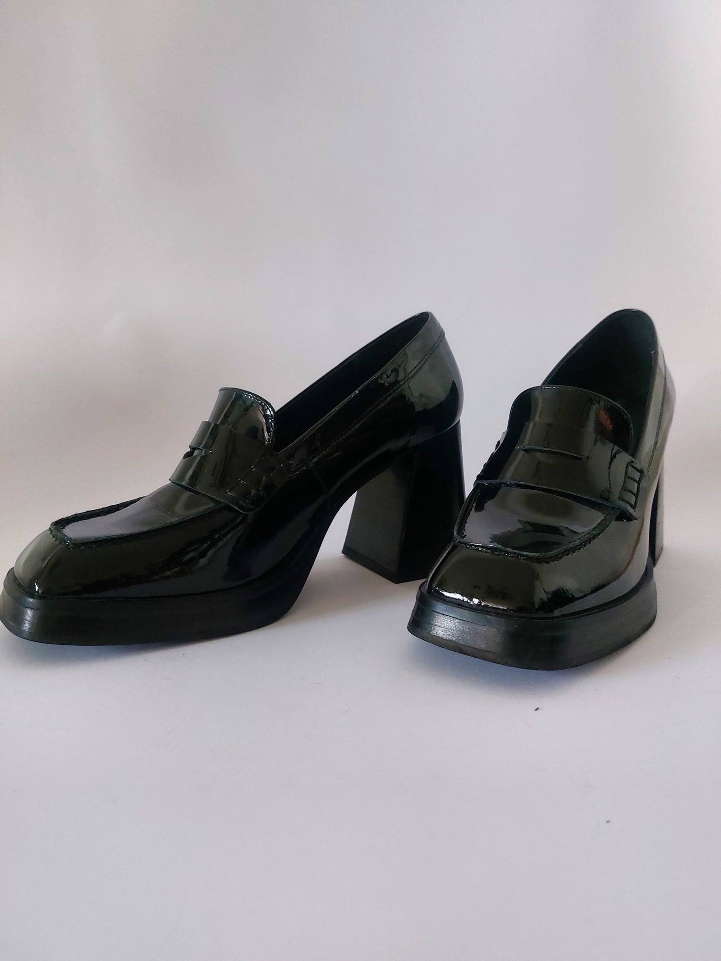 Alohas  patent leather heeled loafers size 40