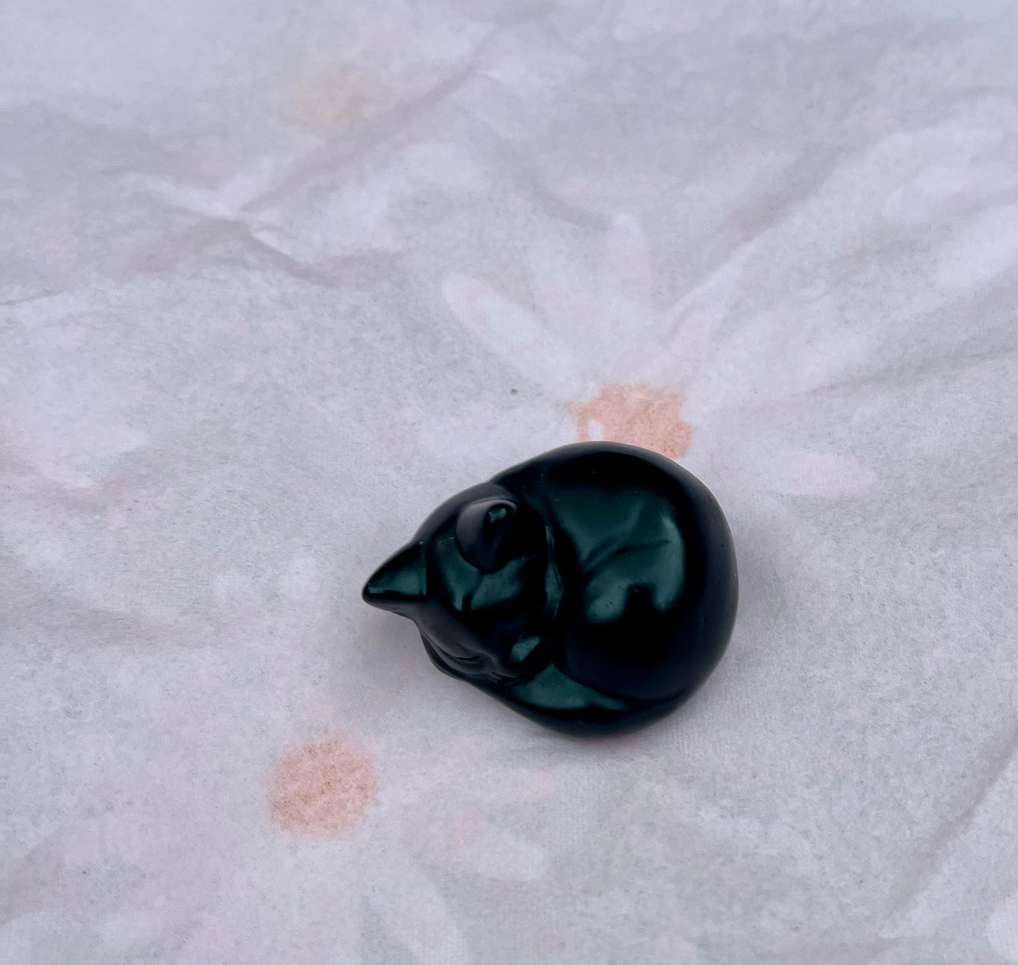 Uniek cadeau: slapend katje van obsidiaan