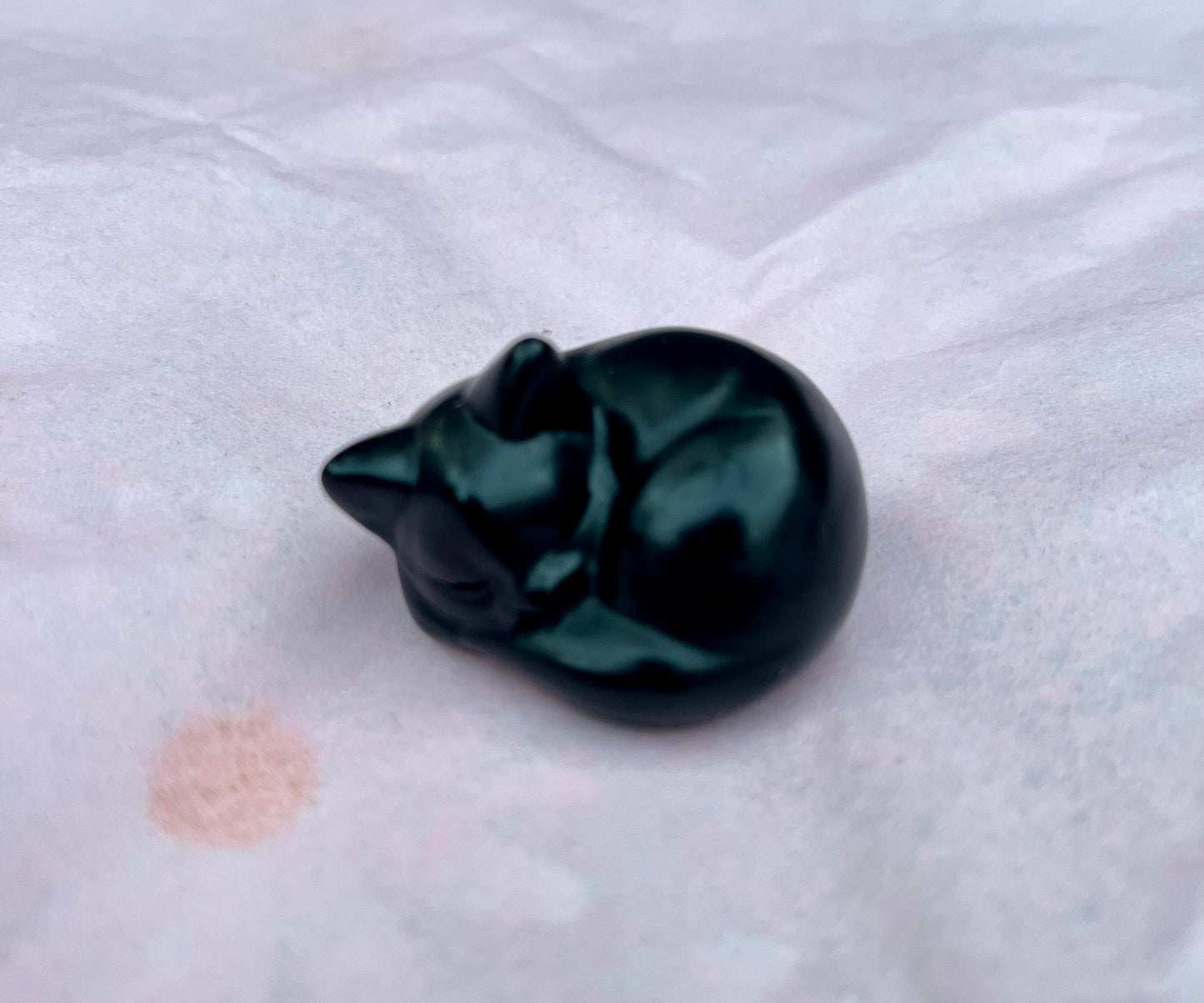 Uniek cadeau: slapend katje van obsidiaan