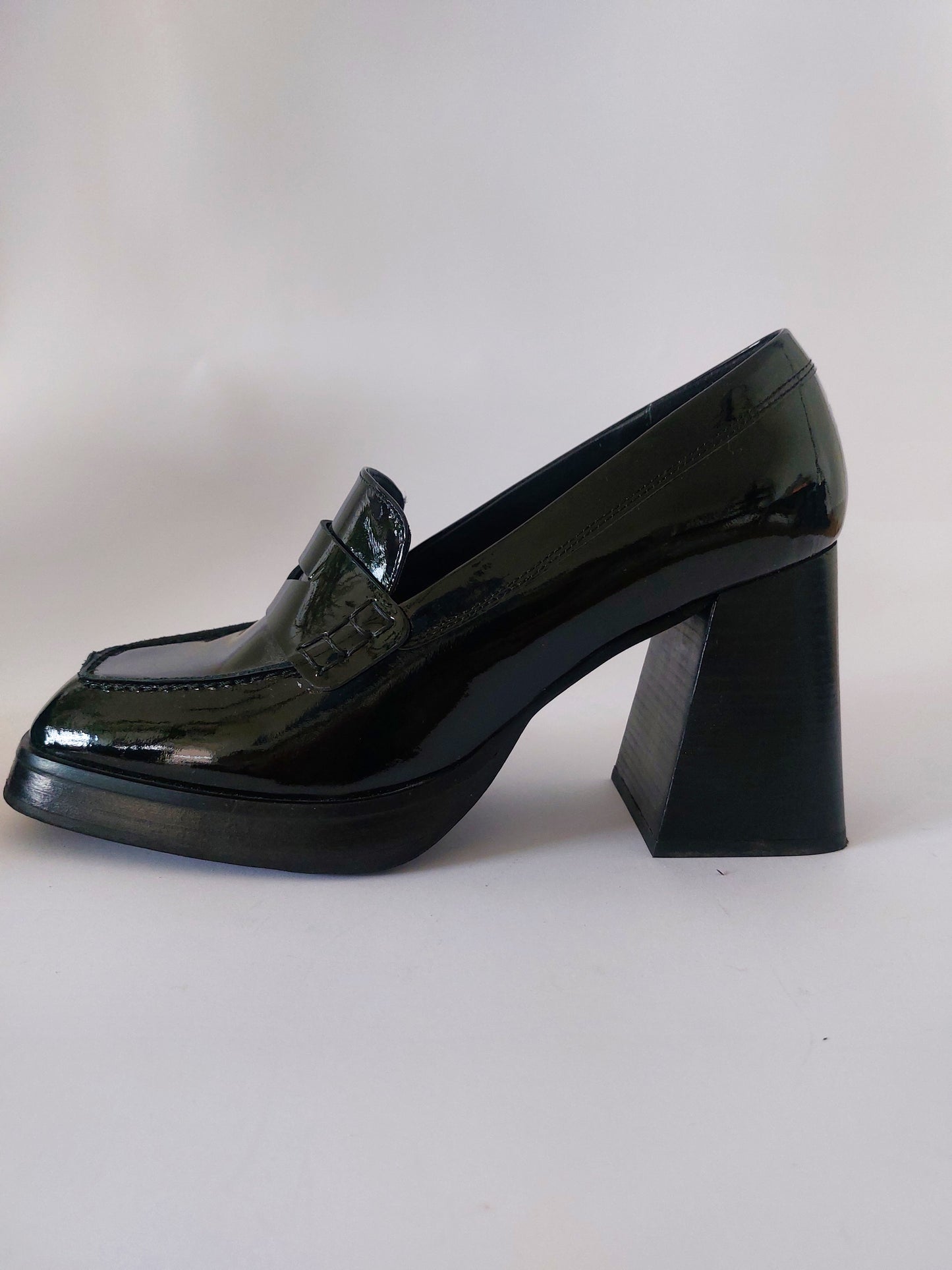 Alohas  patent leather heeled loafers size 40
