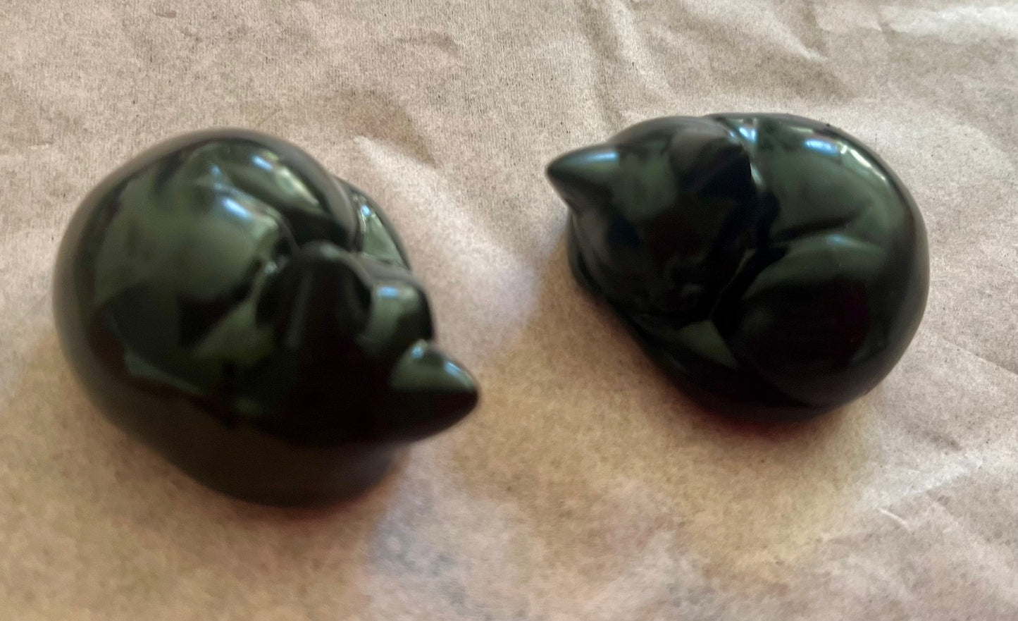 Uniek cadeau: slapend katje van obsidiaan