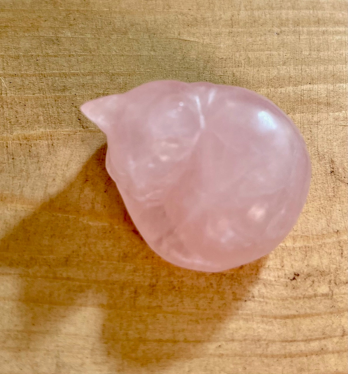 Uniek cadeau: beeldje van slapende kat , van rozenkwarts