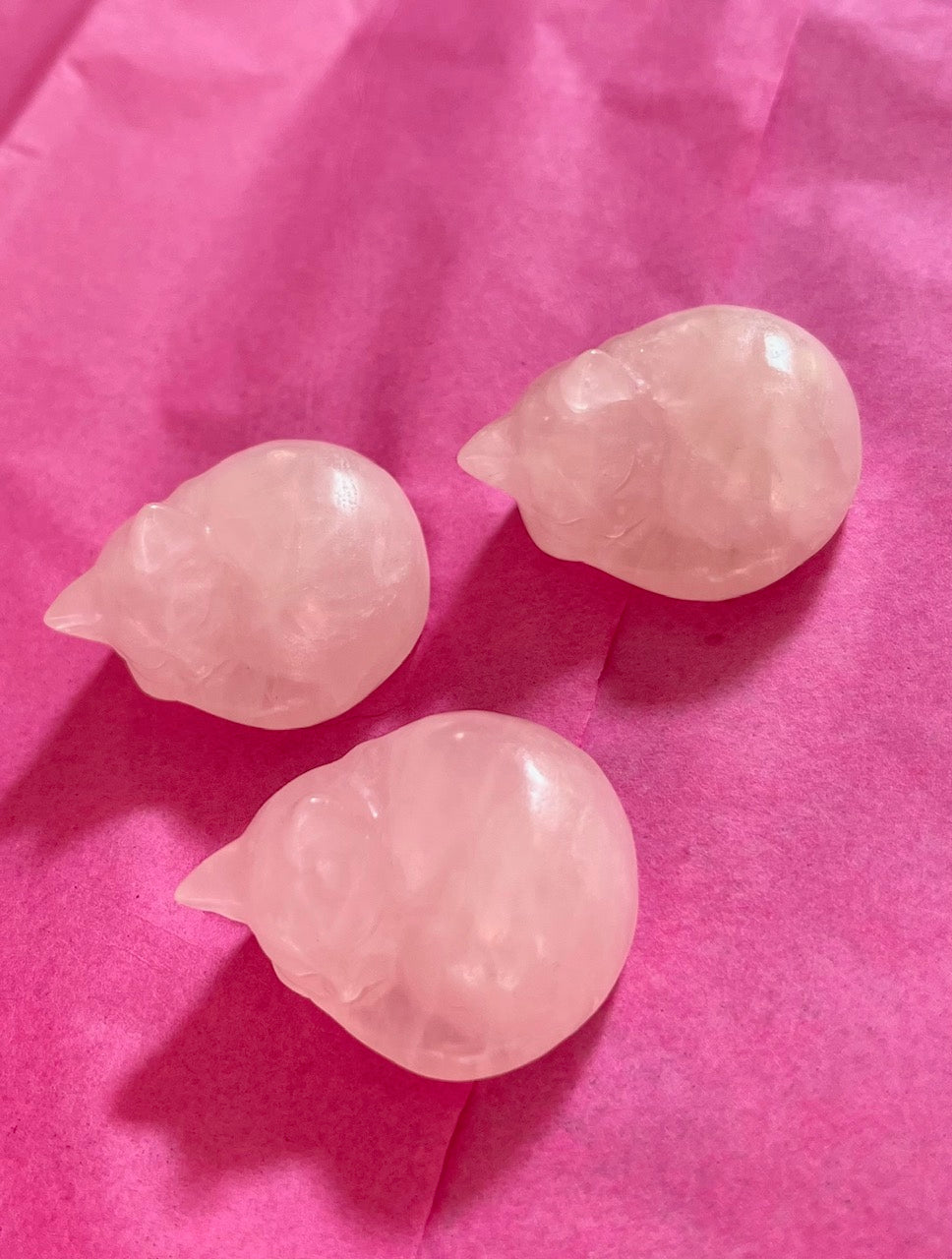 Uniek cadeau: beeldje van slapende kat , van rozenkwarts