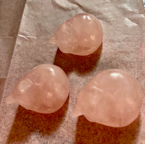 Uniek cadeau: beeldje van slapende kat , van rozenkwarts