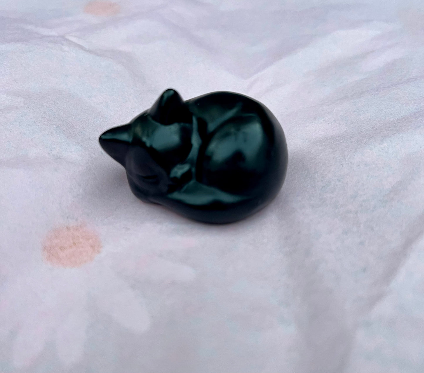 Uniek cadeau: slapend katje van obsidiaan