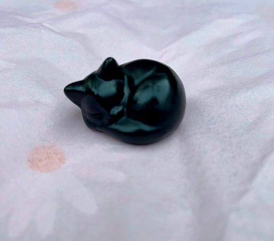 Uniek cadeau: slapend katje van obsidiaan