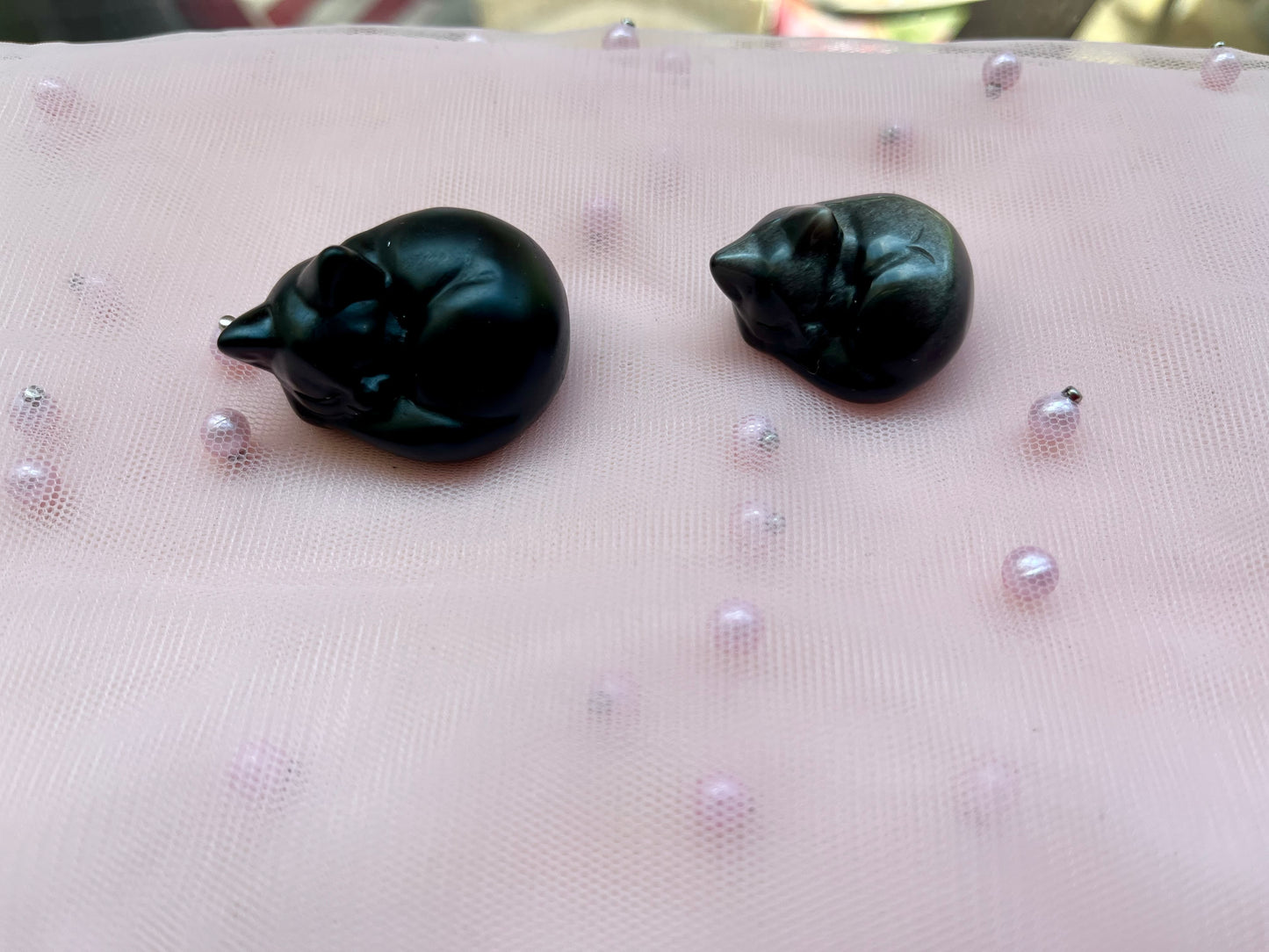 Uniek cadeau: kattenbeeldje van zilveren obsidiaan