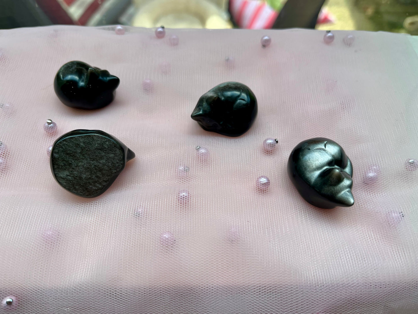 Uniek cadeau: kattenbeeldje van zilveren obsidiaan