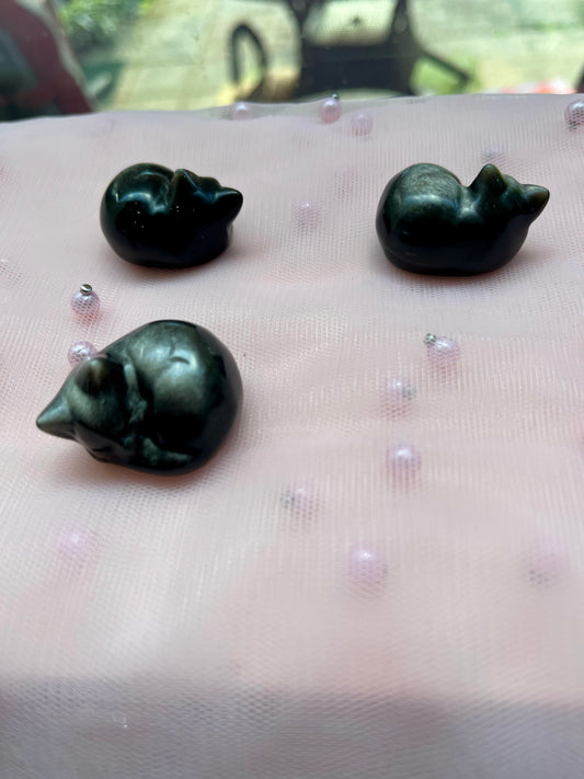 Uniek cadeau: kattenbeeldje van zilveren obsidiaan
